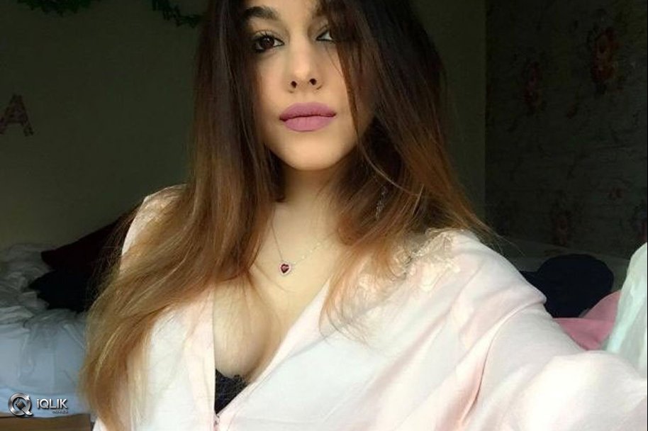 Pooja-Bedi-Daughter-Aalia-Latest-Hot-Photos